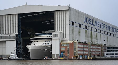 Das Kreuzfahrtschiff der Luxusklasse «Silver Ray» verlässt das überdachte Baudock der Meyer Werft. / Foto: Lars Penning/dpa