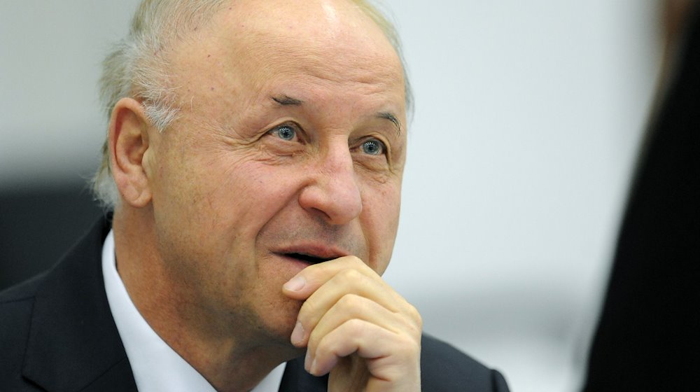 Michael Buback, der Sohn des 1977 in Karlsruhe von Terroristen ermordeten Generalbundesanwalts, sitzt am 25.01.2011 als Nebenkläger in einem Gerichtssaal am Oberlandesgericht in Stuttgart. / Foto: Bernd Weissbrod/dpa