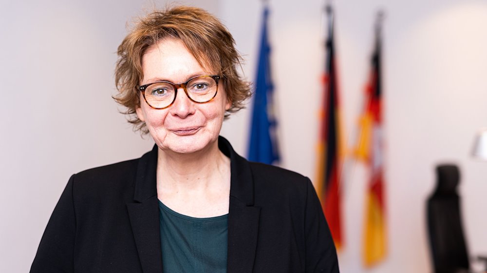 Daniela Behrens (SPD), Innenministerin von Niedersachsen, steht in ihrem Büro im Innenministerium. / Foto: Michael Matthey/dpa