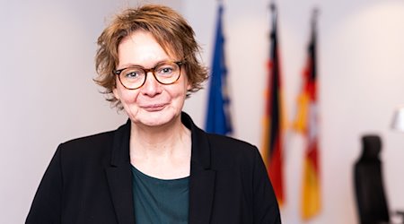 Daniela Behrens (SPD), Innenministerin von Niedersachsen, steht in ihrem Büro im Innenministerium. / Foto: Michael Matthey/dpa