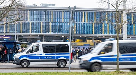 Ein Polizeiwagen steht vor dem Spiel vor dem Stadion. / Foto: David Inderlied/dpa