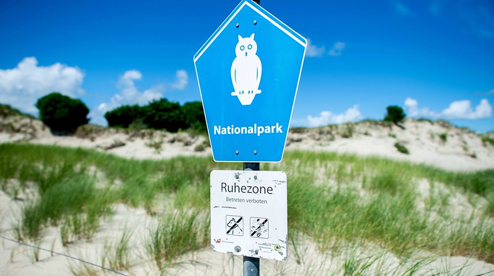 Ein Schild mit der Aufschrift «Nationalpark» steht vor der Dünenlandschaft am Ostende der Insel Norderney. / Foto: Hauke-Christian Dittrich/dpa