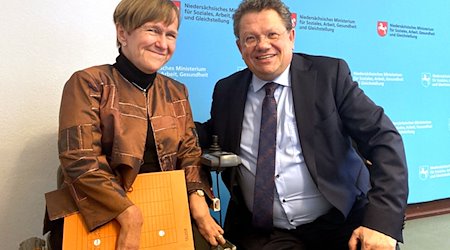 Die Landesbeauftragte für Menschen mit Behinderung, Annetraud Grote (l), und Andreas Philippi (SPD)sitzen bei einer Pressekonferenz. / Foto: Marc Niedzolka/dpa