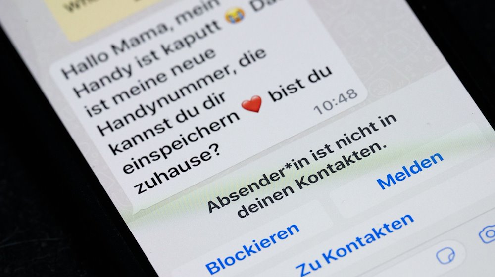 Auf dem Display eines Smartphones steht eine Whats App-Nachricht, die im Tonfall betrügerischen Nachrichten nachempfunden ist. / Foto: Sebastian Gollnow/dpa