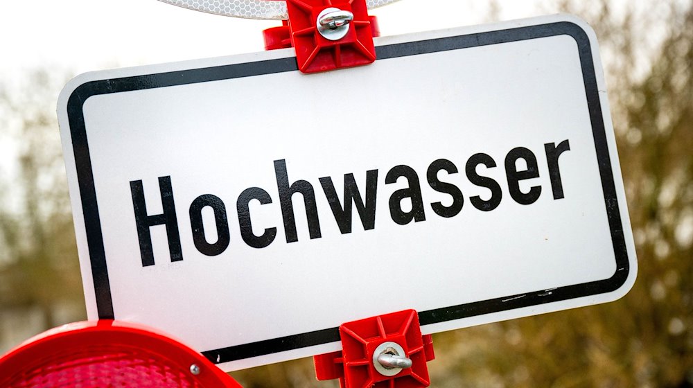 Ein Schild warnt vor Hochwasser. / Foto: Sina Schuldt/dpa