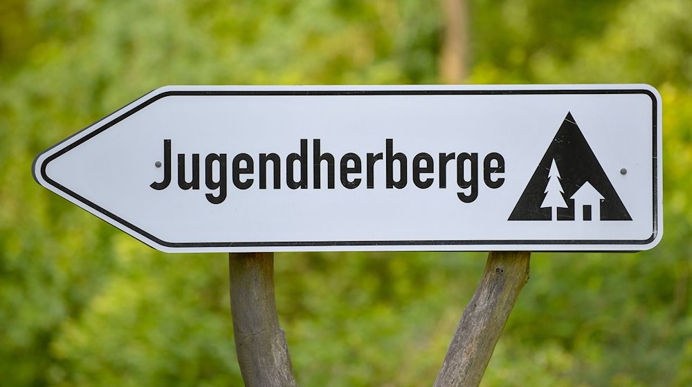 Ein Schild weist auf eine Jugendherberge hin. / Foto: Patrick Pleul/dpa-Zentralbild/dpa