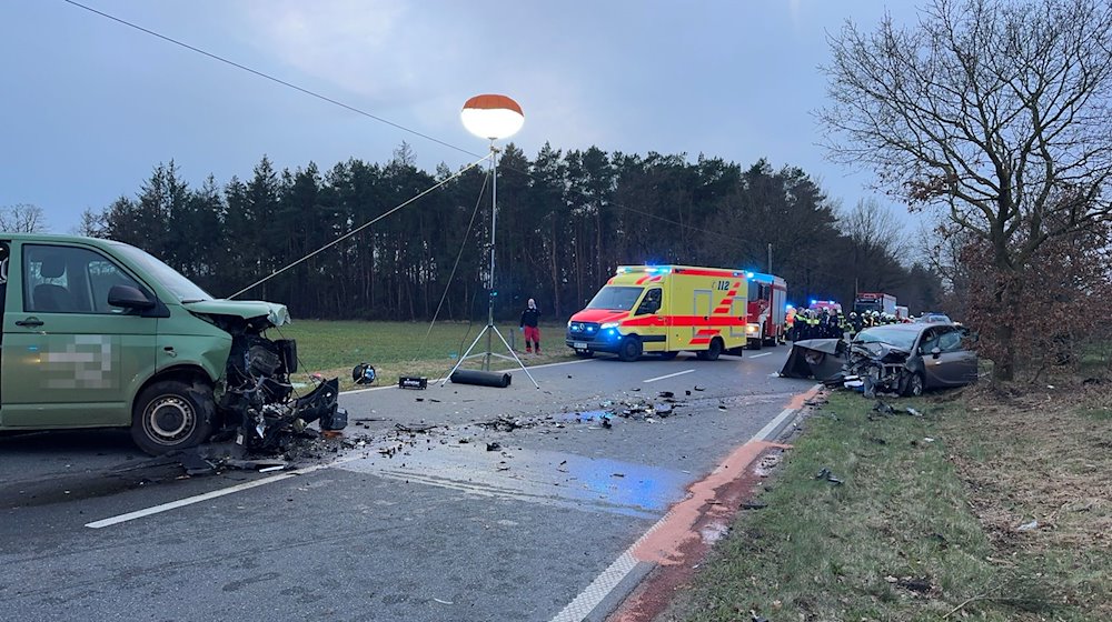 Die von der Feuerwehr Aurich bereitgestellte Aufnahme zeigt Einsatzkräfte an einer Unfallstelle. / Foto: Sönke Geiken/Freiwillige Feuerwehr Aurich /dpa