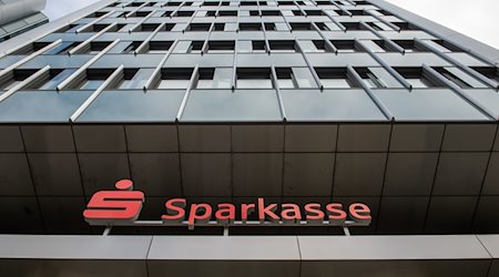 Das Logo der Sparkasse über einem Eingang zum Unternehmenssitz der Sparkasse Hannover. / Foto: Lucas Bäuml/dpa
