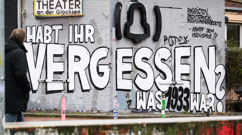 Ein Graffiti mit dem Schriftzug «Habt ihr vergessen was 1933 war?» seht auf einer Wand. / Foto: Julian Stratenschulte/dpa