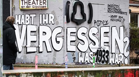 Ein Graffiti mit dem Schriftzug «Habt ihr vergessen was 1933 war?» seht auf einer Wand. / Foto: Julian Stratenschulte/dpa