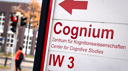 Ein Schild weist auf das Cognium der Universität Bremen hin, indem die Neuro- und Kognitionswissenschaften ihren Sitz haben. / Foto: Sina Schuldt/dpa/Archivbild