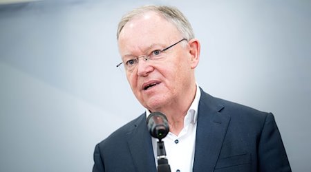 Stephan Weil, Ministerpräsident von Niedersachsen, spricht bei einer Pressekonferenz zur Klausurtagung des SPD-Landesverbandes Niedersachsen. / Foto: Sina Schuldt/dpa