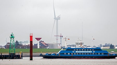 Eine Weserfähre ist bei trübem Wetter auf der Weser unterwegs. / Foto: Hauke-Christian Dittrich/dpa