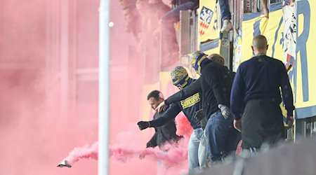 Braunschweiger Fans haben Pyrotechnik gezündet. / Foto: Oliver Kaelke/DeFodi Images/dpa