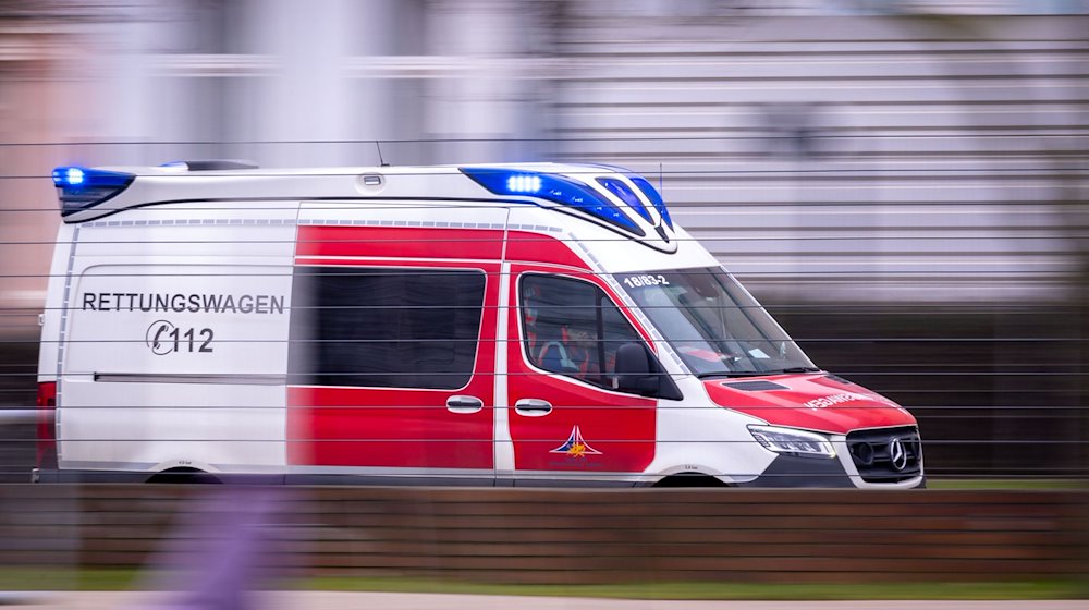 Ein Rettungswagen ist mit Blaulicht im Einsatz. / Foto: Jens Büttner/dpa/Symbolbild