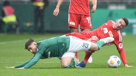 Werders Romano Schmidt (l) kämpft mit Unions Robin Gosens um den Ball. / Foto: dpa/dpa
