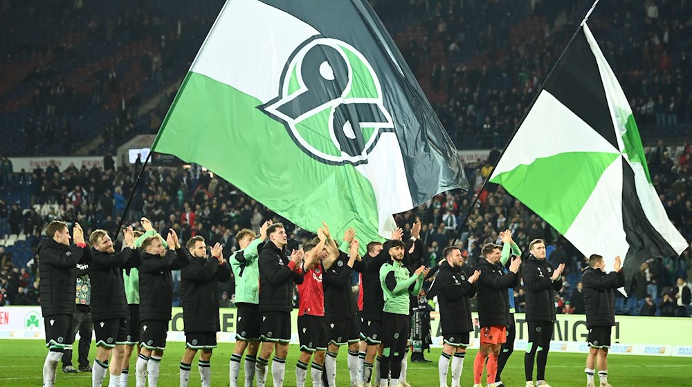 Hannovers Spieler feiern nach dem Spiel. / Foto: Swen Pförtner/dpa/Archivbild