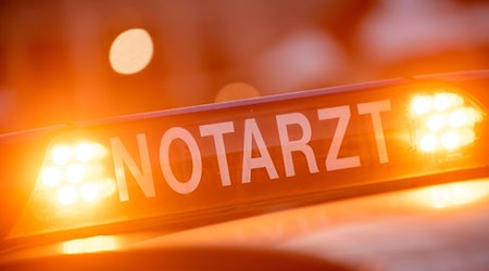 Ein Dachschild mit der Aufschrift "Notarzt" steht auf einem Einsatzwagen eines Notarztes. / Foto: Lino Mirgeler/dpa/Archivbild