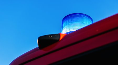 Ein Blaulicht ist auf einem Feuerwehr-Einsatzfahrzeug montiert. / Foto: Philipp von Ditfurth/dpa/Symbolbild