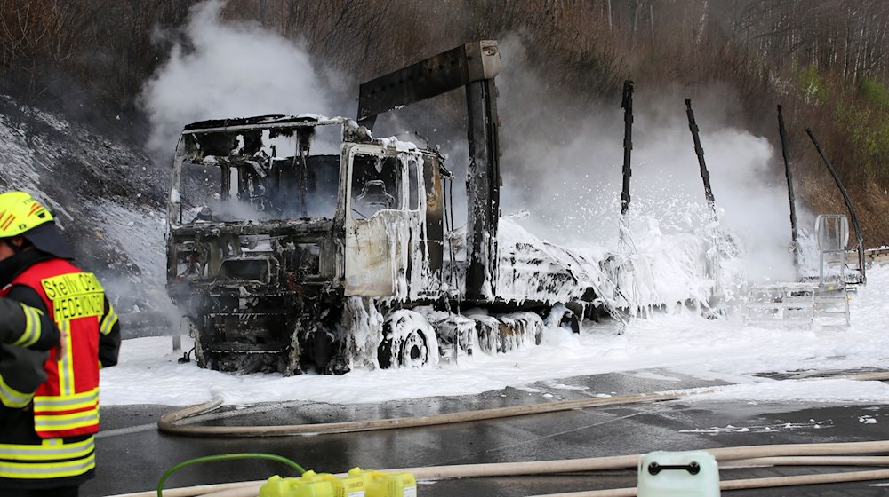 Der ausgebrannte Lastwagen steht auf der Autobahn 7. / Foto: Stefan Rampfel/dpa