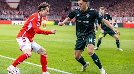 Berlins Brenden Aaronson (l) kämpft gegen Senne Lynen von Werder Bremen um den Ball. / Foto: Andreas Gora/dpa