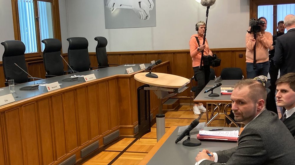 Stephan Bothe (AfD, r), Landtagsabgeordneter, sitzt vor einer mündlichen Verhandlung in einem Saal des Staatsgerichtshofs. / Foto: Marc Niedzolka/dpa