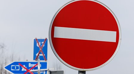 Ein Verkehrsschild „Verbot der Einfahrt“ ist an der Autobahnauffahrt in Fahrtrichtung Bremen und Oldenburg zu sehen. / Foto: Friso Gentsch/dpa