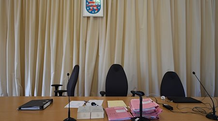 Akten liegen zum Prozessauftakt im Landgericht auf einem Tisch. / Foto: Swen Pförtner/dpa-Zentralbild/dpa
