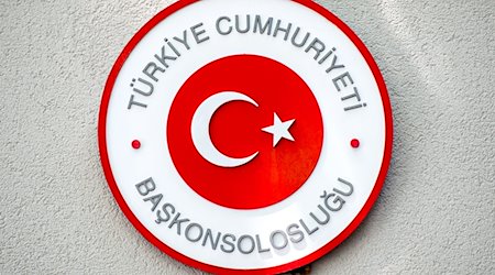 Ein Schild mit türkischer Flagge hängt am türkischen Konsulat in der Nordstadt. / Foto: Hauke-Christian Dittrich/dpa