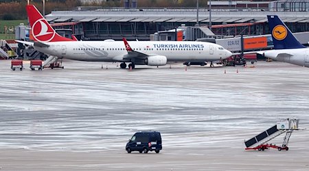 Auf dem Vorfeld des gesperrten Hamburger Flughafens steht eine Maschine der Turkish Airlines. / Foto: Bodo Marks/dpa/Archivbild