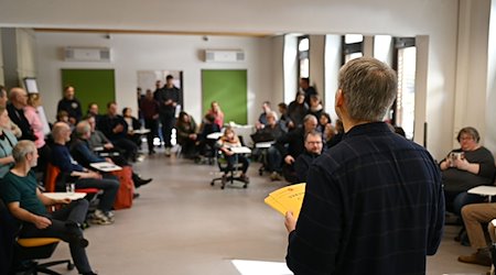 Der Veranstalter Jan van Koningsveld verteilt beim 7. Emder Pi-Wettbewerb die Urkunden. / Foto: Lars Penning/dpa