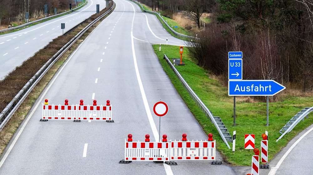 Die A27 ist für den Verkehr gesperrt. / Foto: Sina Schuldt/dpa