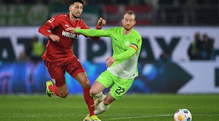 Stuttgarts Atakan Karazor (l) spielt gegen Wolfsburgs Maximilian Arnold. / Foto: Swen Pförtner/dpa