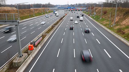Normaler Verkehr herrscht auf der Autobahn A7. / Foto: Christian Charisius/dpa