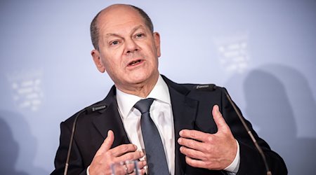 Bundeskanzler Olaf Scholz (SPD) spricht bei der Pressekonferenz nach der Ministerpräsidentenkonferenz (MPK) unter dem Vorsitz von Hessen. / Foto: Michael Kappeler/dpa