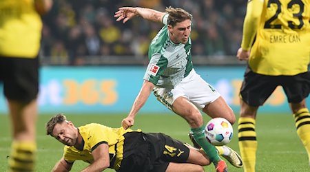 Werders Niklas Stark (r) kämpft gegen Dortmunds Niclas Füllkrug um den Ball. / Foto: Carmen Jaspersen/dpa