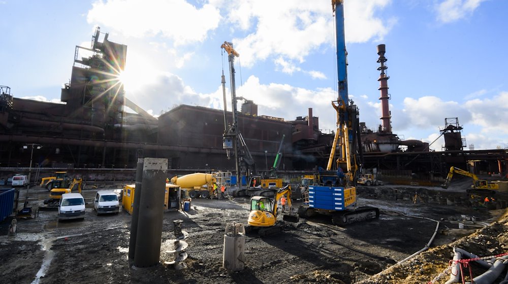 Blick auf das Baufeld für den neuen Elektroofen auf dem Gelände der Salzgitter AG. / Foto: Julian Stratenschulte/dpa/Archivbild