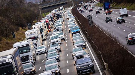 Der Verkehr stockt am Nachmittag auf der A2 in Fahrtrichtung Hannover. / Foto: Moritz Frankenberg/dpa