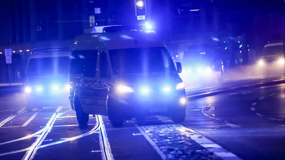 Die Polizei sichert einen Einsatzort. / Foto: Jan Woitas/dpa/Symbolbild