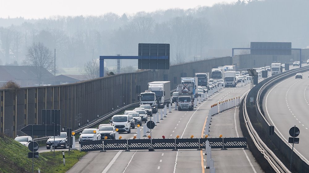 Verkehr staut sich vor der Autobahnabfahrt Bramsche in Fahrtrichtung Bremen und Oldenburg. / Foto: Friso Gentsch/dpa