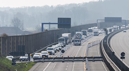 Verkehr staut sich vor der Autobahnabfahrt Bramsche in Fahrtrichtung Bremen und Oldenburg. / Foto: Friso Gentsch/dpa