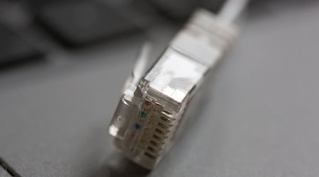 Ein LAN-Kabel liegt auf einem Computerlaptop. / Foto: Fernando Gutierrez-Juarez/dpa-Zentralbild/dpa/Symbolbild