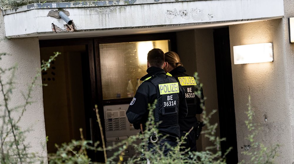 Berliner Polizisten stehen vor der Wohnung der ehemaligen RAF-Terroristin Daniela Klette. / Foto: Fabian Sommer/dpa