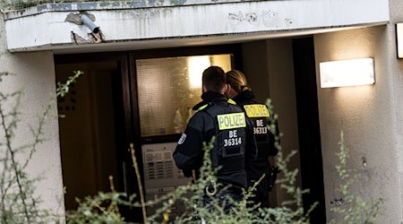 Berliner Polizisten stehen vor der Wohnung der ehemaligen RAF-Terroristin Daniela Klette. / Foto: Fabian Sommer/dpa