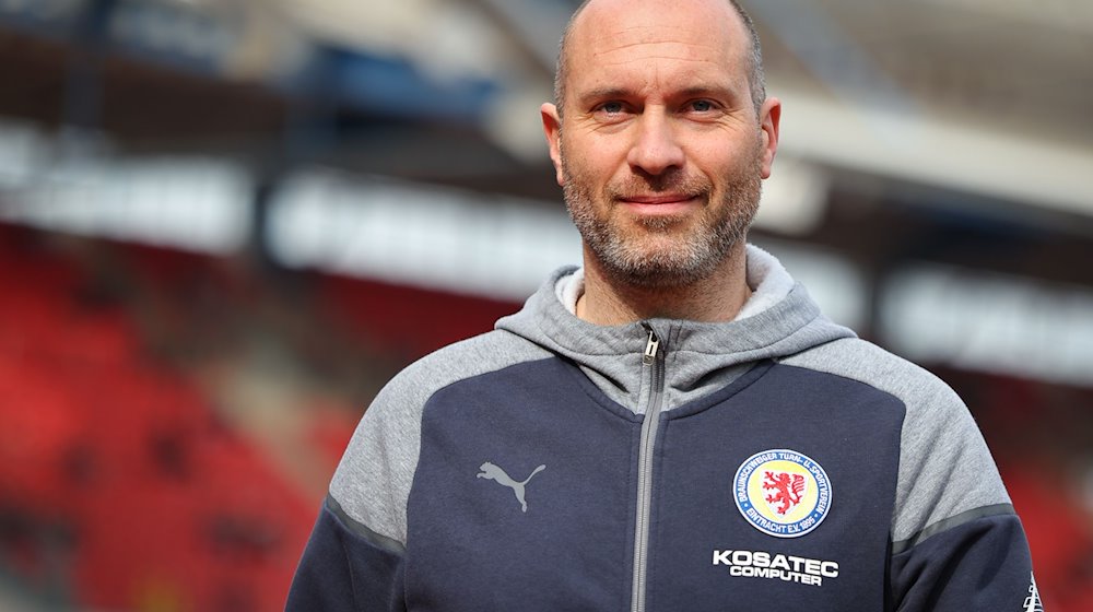 Der Trainer Daniel Scherning von Eintracht Braunschweig steht vor Spielbeginn auf dem Platz. / Foto: Daniel Karmann/dpa/Archivbild