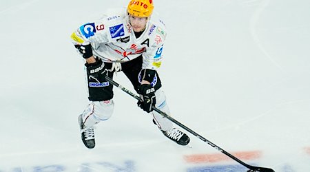 Jan Urbas spielt den Puck. / Foto: Uwe Anspach/Deutsche Presse-Agentur GmbH/dpa