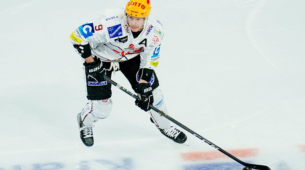 Bremerhavens Jan Urbas spielt den Puck. / Foto: Uwe Anspach/Deutsche Presse-Agentur GmbH/dpa