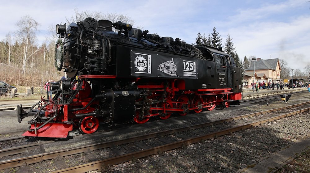 Eine Dampflok der Harzer Schmalspurbahnen GmbH (HSB) steht im Bahnhof Drei Annen Hohne. / Foto: Matthias Bein/dpa