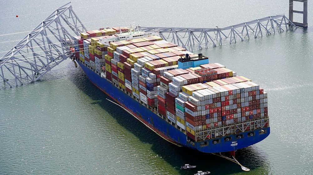 Auf diesem von der Maryland National Guard veröffentlichten Luftbild steckt das Containerschiff «Dali» unter einem Teil der Francis Scott Key Bridge fest. / Foto: Uncredited/Maryland National Guard/AP