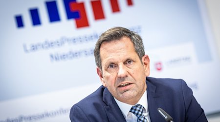 Olaf Lies (SPD), Wirtschaftsminister von Niedersachsen, spricht auf einer Pressekonferenz zur geplanten Änderung der niedersächsischen Bauordnung. / Foto: Moritz Frankenberg/dpa